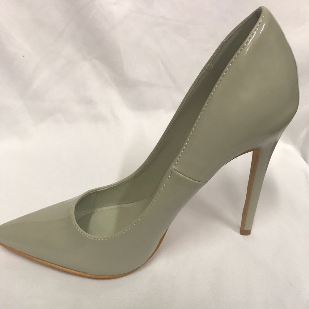 New 4.5 inches pointed heels in  Grey patent